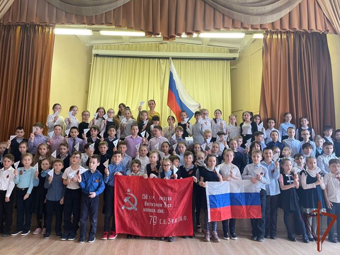 Подмосковные школьники написали письма росгвардейцам, принимающим участие в специальной военной операции