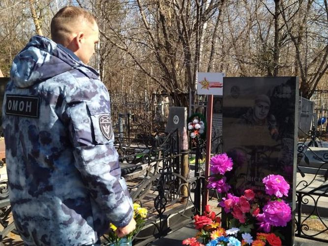 Память погибших товарищей почтили росгвардейцы в Алтайском крае