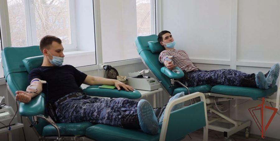 В преддверии Национального дня донора росгвардейцы Центрального округа сдали более 100 литров крови 