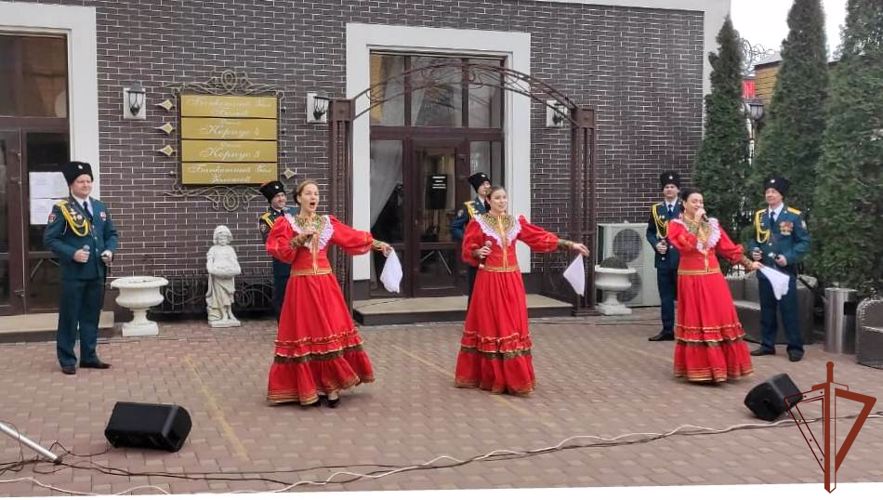 Ансамбль Южного округа Росгвардии выступил в донской столице перед беженцами из Луганской и Донецкой Республик