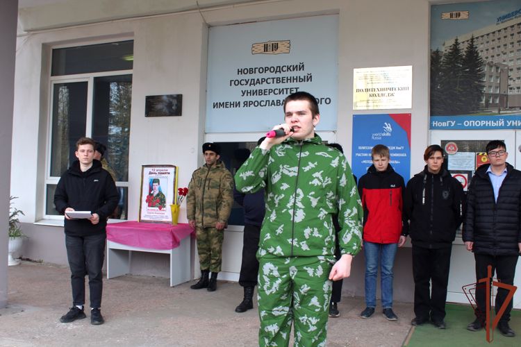 Росгвардейцы приняли участие в митинге памяти погибшего военнослужащего в Великом Новгороде