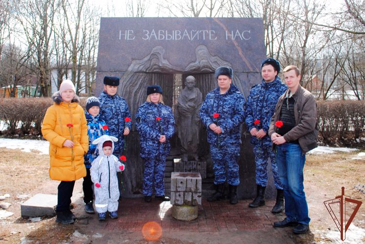Росгвардейцы почтили память узников фашистских концлагерей в Санкт-Петербурге