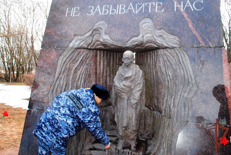 Росгвардейцы почтили память узников фашистских концлагерей в Санкт-Петербурге