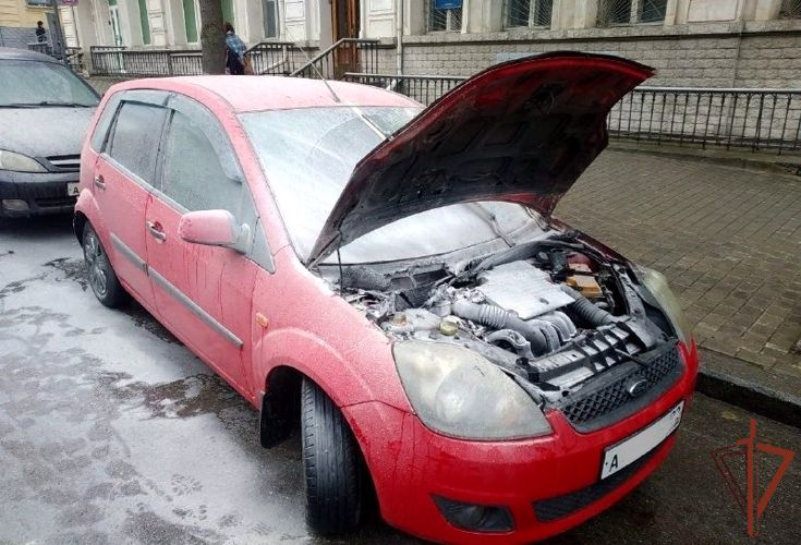  Росгвардейцы пришли на помощь жительнице Севастополя, у которой загорелся автомобиль 