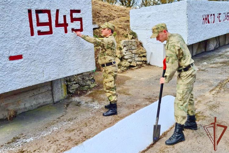 Военнослужащие Росгвардии облагородили мемориалы защитникам Ленинграда 