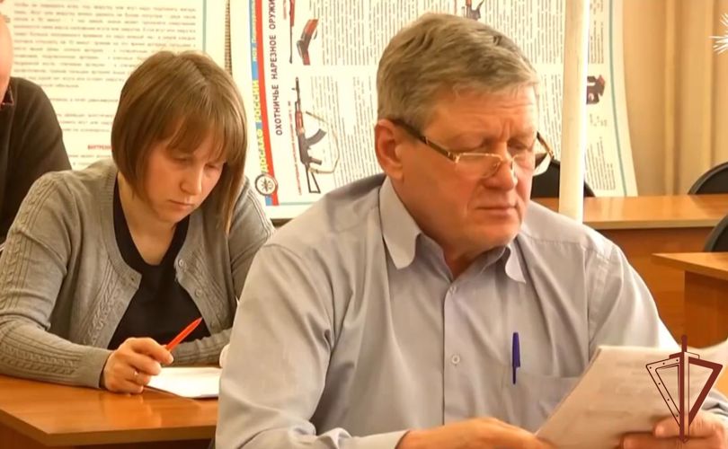 Офицеры Росгвардии на Урале познакомили тележурналистов с правилами получения и хранения оружия (видео)
