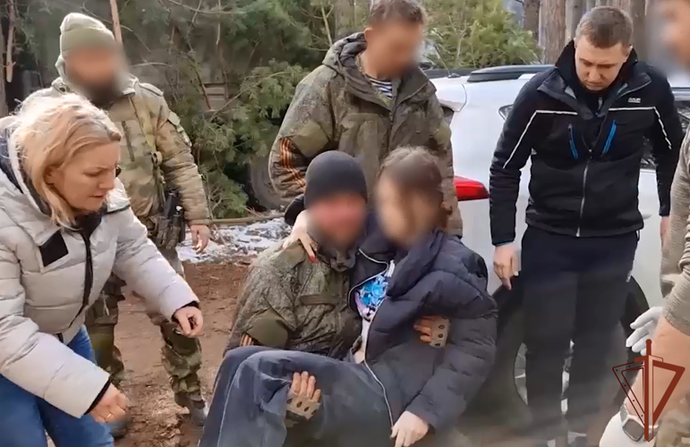 Росгвардейцы спасли попавшую под обстрел девочку в Киевской области (видео)