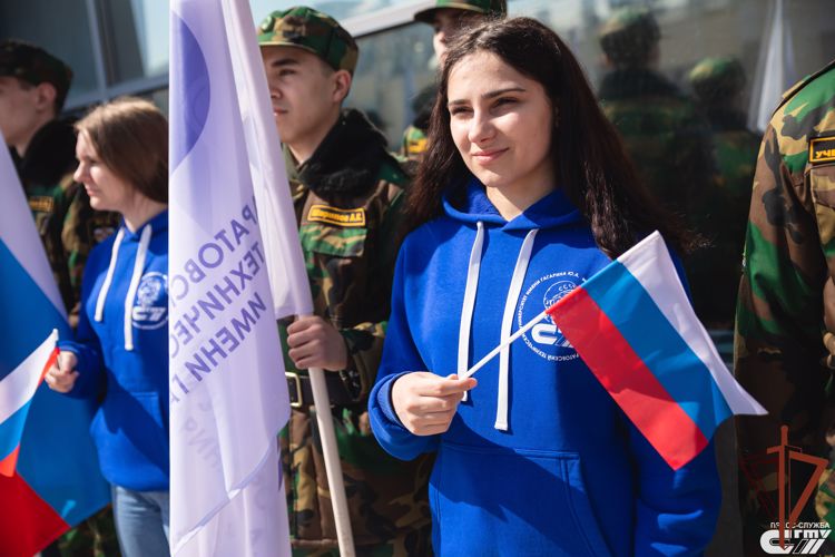 Росгвардия приняла участие в акции к 8-летию провозглашения ДНР в Саратове