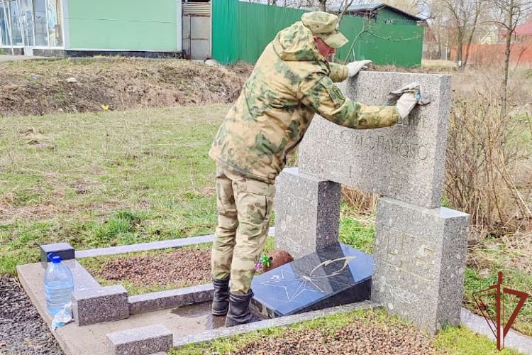 Военнослужащие Росгвардии облагородили мемориалы защитникам Ленинграда 