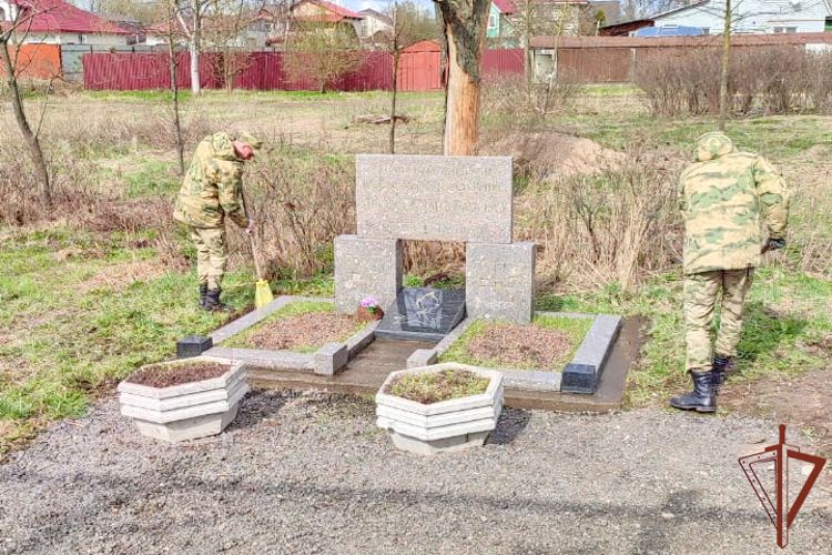 Военнослужащие Росгвардии облагородили мемориалы защитникам Ленинграда 