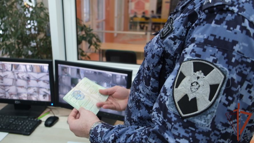 Сотрудники Росгвардии проверяют безопасность объектов ТЭК в Курской области 