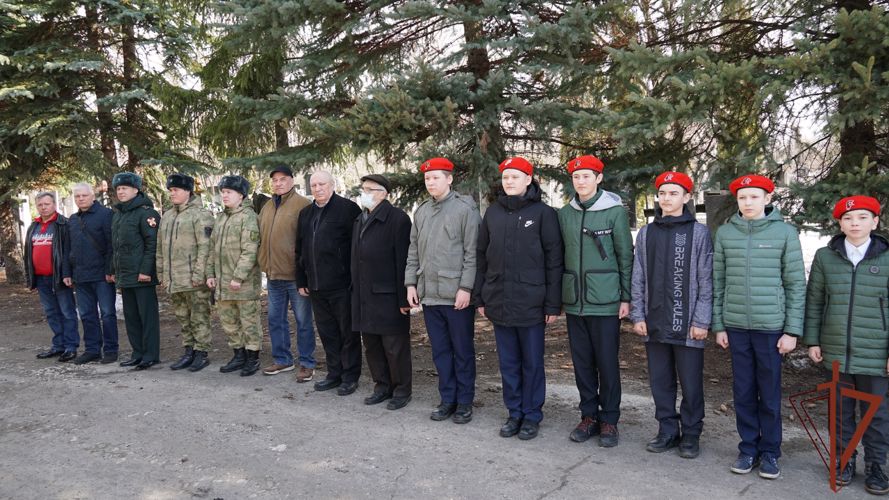 Офицеры Росгвардии и кадеты юнармии почтили память Героя Советского Союза Ивана Громова в Ульяновске