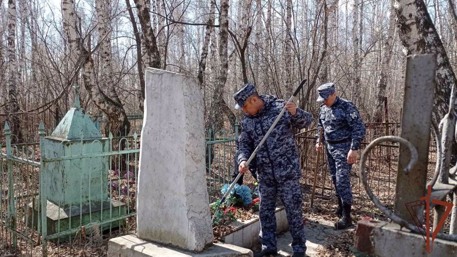 В преддверии Дня Победы росгвардейцы благоустраивают воинские захоронения в Иркутске