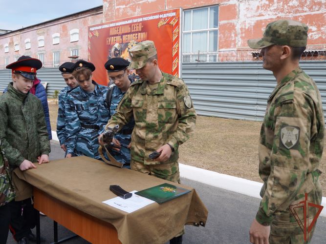 В профессиональный праздник северское соединение Росгвардии открыло свои двери школьников и студентов