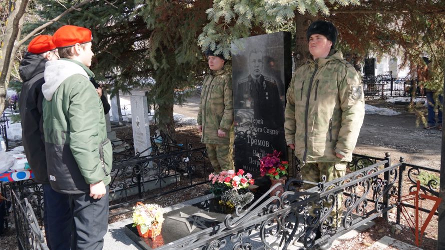 Офицеры Росгвардии и кадеты юнармии почтили память Героя Советского Союза Ивана Громова в Ульяновске