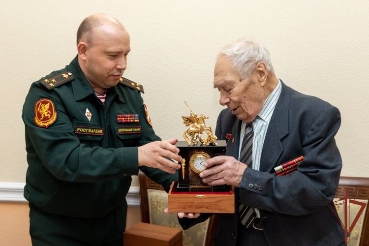В РОСГВАРДИИ ПРОВОДИЛИ НА ЗАСЛУЖЕННЫЙ ОТДЫХ 93-ЛЕТНЕГО ВЕТЕРАНА 