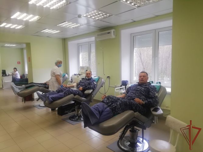 В Сибири росгвардейцы отметили Национальный день донора коллективной сдачей крови