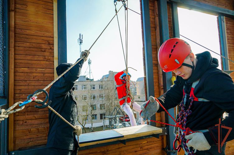 Занятие по высотной подготовке провели росгвардейцы для новгородских школьников