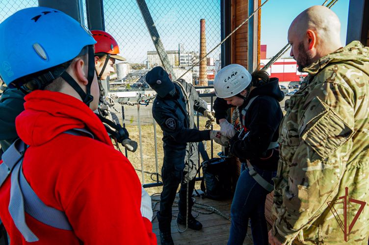 Занятие по высотной подготовке провели росгвардейцы для новгородских школьников