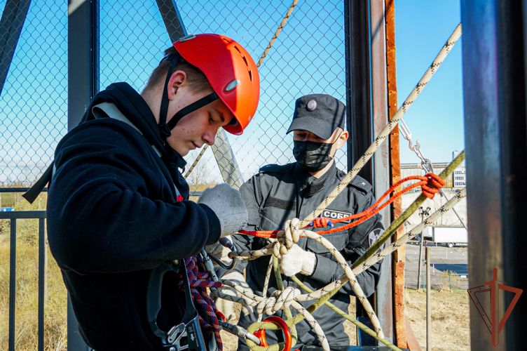 Занятие по высотной подготовке провели росгвардейцы для новгородских школьников
