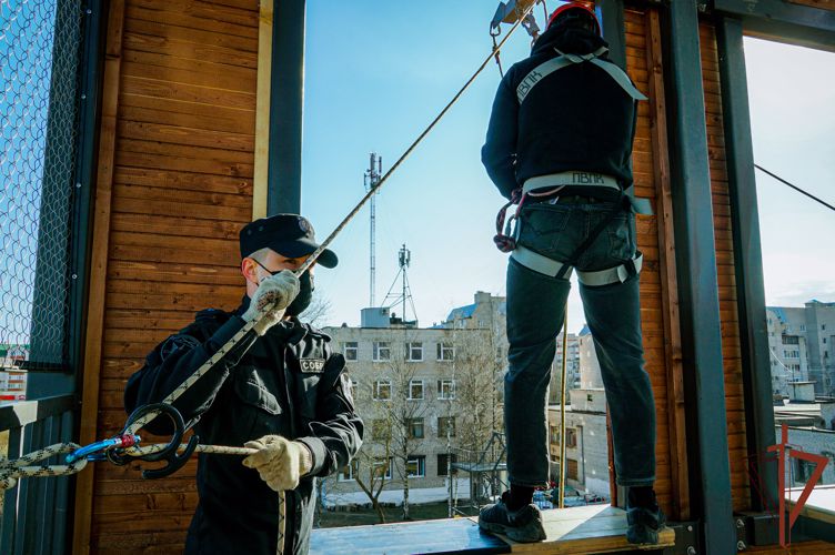 Занятие по высотной подготовке провели росгвардейцы для новгородских школьников