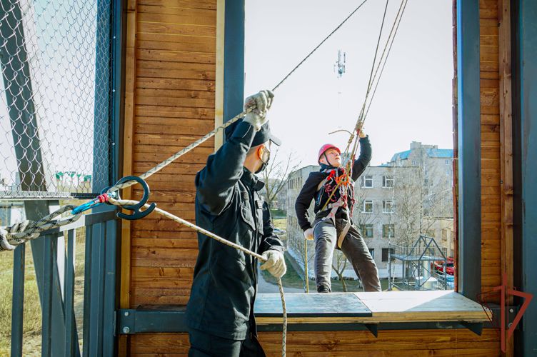 Занятие по высотной подготовке провели росгвардейцы для новгородских школьников