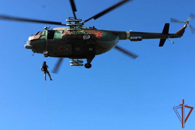 Командующий Центральным округом поздравил спецподразделения Росгвардии в Липецке и Туле с 29-летием