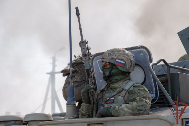 Росгвардейцы спасли попавших под обстрел жителей Киевской области