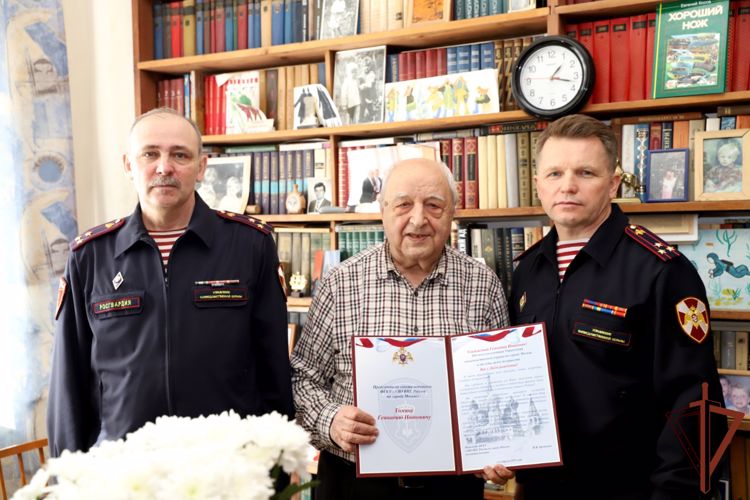 Росгвардейцы в Москве поздравили ветерана службы с 89-летием