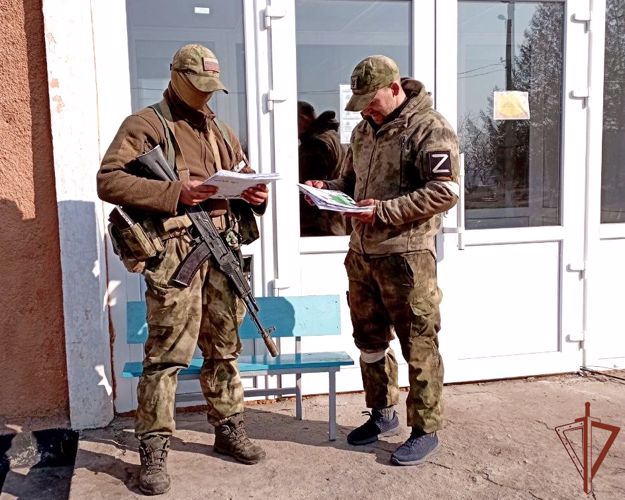 Выполняющие задачи на Украине росгвардейцы получили письма поддержки от российских школьников 