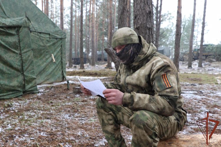 Выполняющие задачи на Украине росгвардейцы получили письма поддержки от российских школьников 