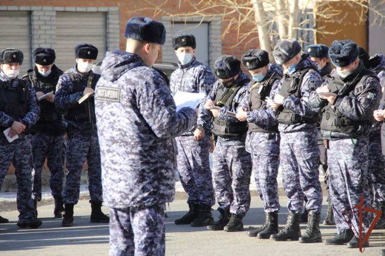 Росгвардейцы присоединились ко всероссийской акции «Своих не бросаем» в Тюмени (видео)