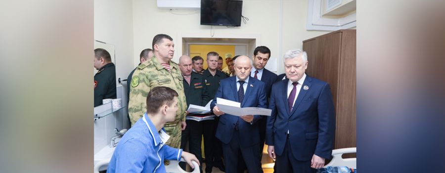 Председатель Комитета Госдумы Василий Пискарев и заместитель директора Росгвардии Игорь Ильяш вручили награды росгвардейцам, отличившимся в ходе специальной военной операции 