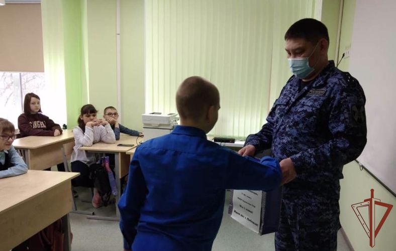 Росгвардейцы, выполняющие задачи по защите жителей Донбасса, получат письма поддержки с Урала