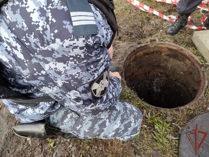 Патруль Росгвардии спас провалившегося в канализационный люк ребенка в Курске