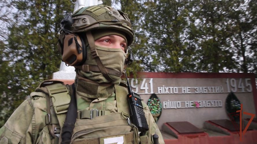 В преддверии Дня Победы росгвардейцы облагораживают мемориалы советским воинам в Херсонской области