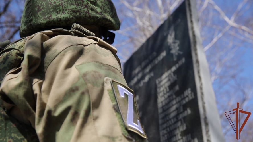 В преддверии Дня Победы росгвардейцы облагораживают мемориалы советским воинам в Херсонской области