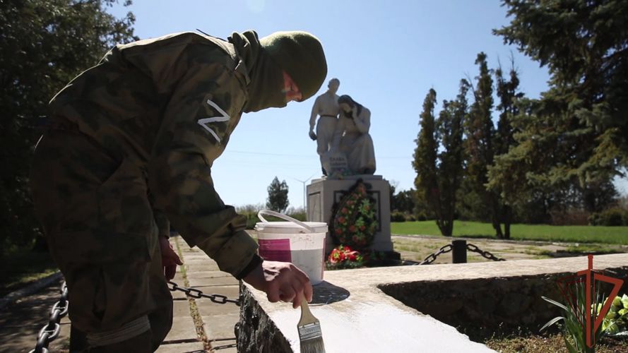 В преддверии Дня Победы росгвардейцы облагораживают мемориалы советским воинам в Херсонской области