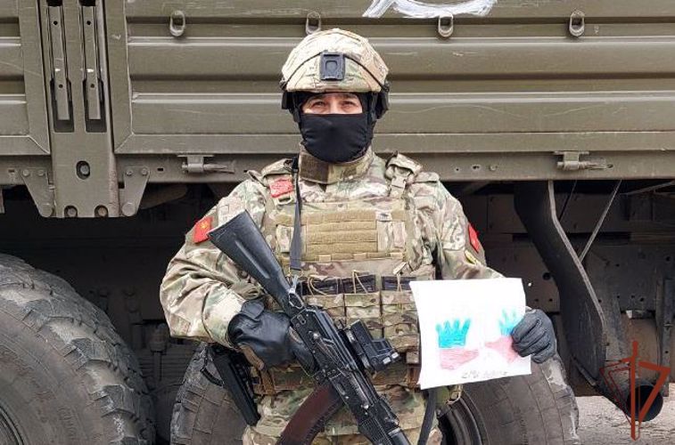 Бойцы Росгвардии поблагодарили детей из Липецкой области за письма и рисунки (видео)