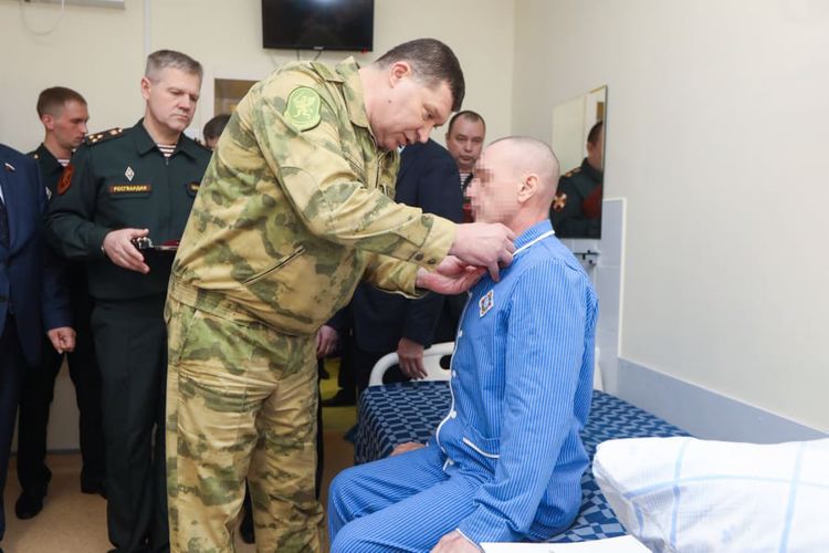 Председатель Комитета Госдумы Василий Пискарев и заместитель директора Росгвардии Игорь Ильяш вручили награды росгвардейцам, отличившимся в ходе специальной военной операции 