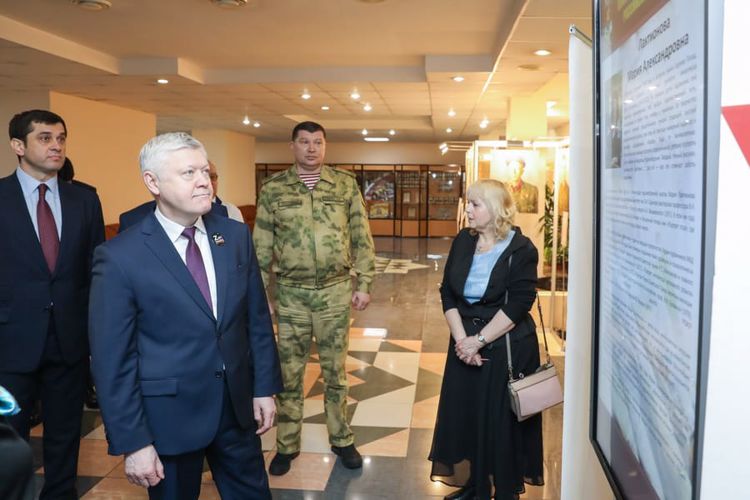 Председатель Комитета Госдумы Василий Пискарев и заместитель директора Росгвардии Игорь Ильяш вручили награды росгвардейцам, отличившимся в ходе специальной военной операции 