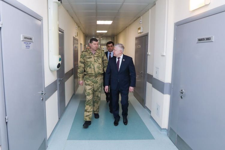 Председатель Комитета Госдумы Василий Пискарев и заместитель директора Росгвардии Игорь Ильяш вручили награды росгвардейцам, отличившимся в ходе специальной военной операции 