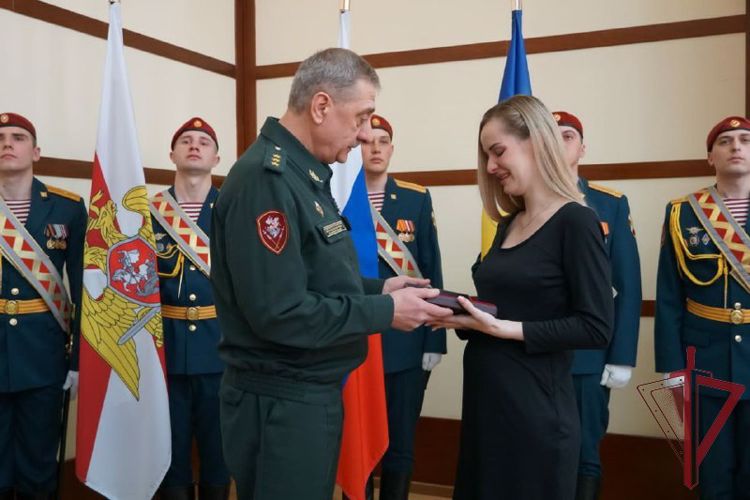 Звезду Героя России офицера Росгвардии лейтенанта Максима Концова передали на хранение его родным в Бурятии 