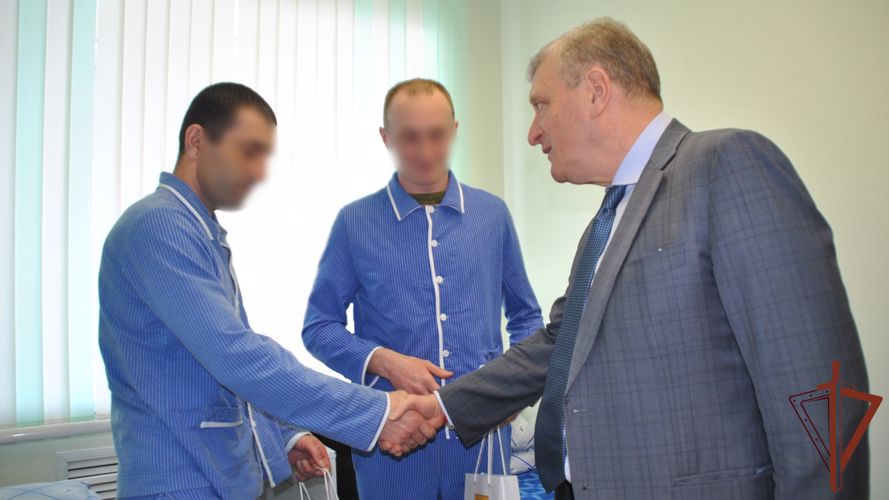 Командующий Приволжским округом Росгвардии вручил госнаграды участникам специальной военной операции