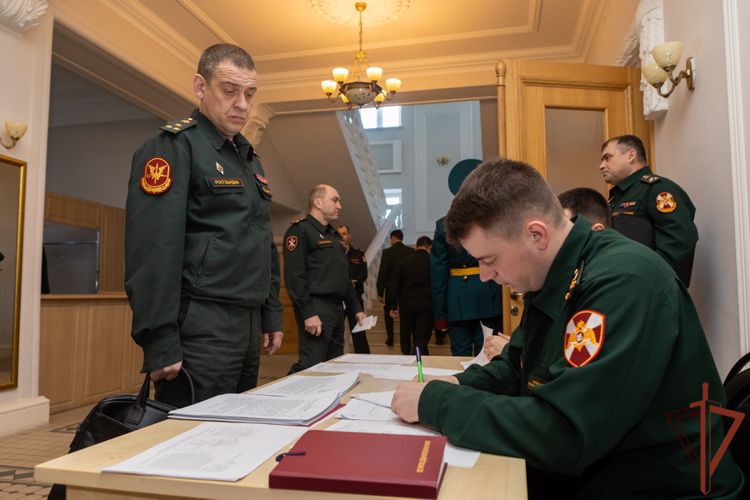 Заместитель директора Росгвардии генерал-полковник Алексей Беззубиков провел итоговое заседание научно-технического совета ведомства