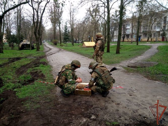 Военные инженеры Росгвардии обезвредили 50 неразорвавшихся боеприпасов в Харьковской области