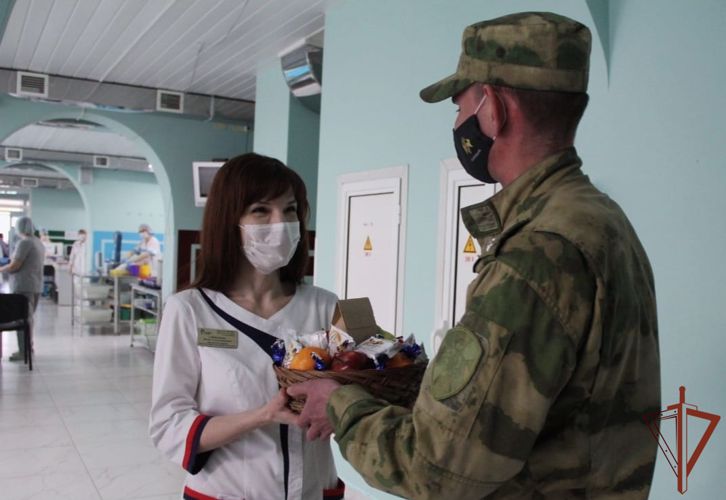 Представители Росгвардии пополнили банк крови и поздравили медиков Урала с национальным днём донора (видео)