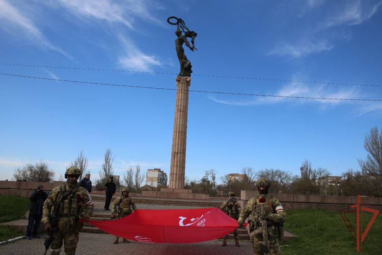 Бойцы Росгвардии подняли Знамя Победы над Херсоном