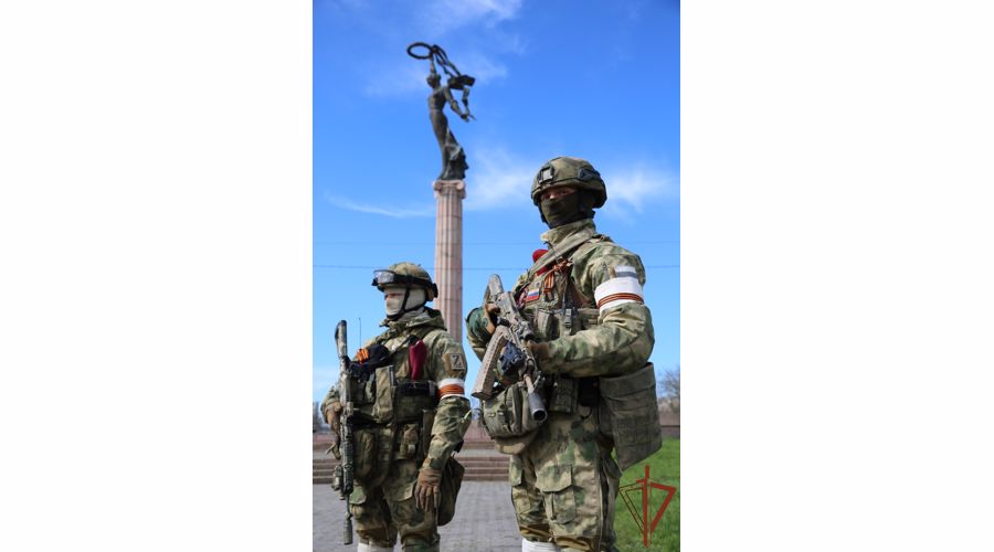 Бойцы Росгвардии подняли Знамя Победы над Херсоном