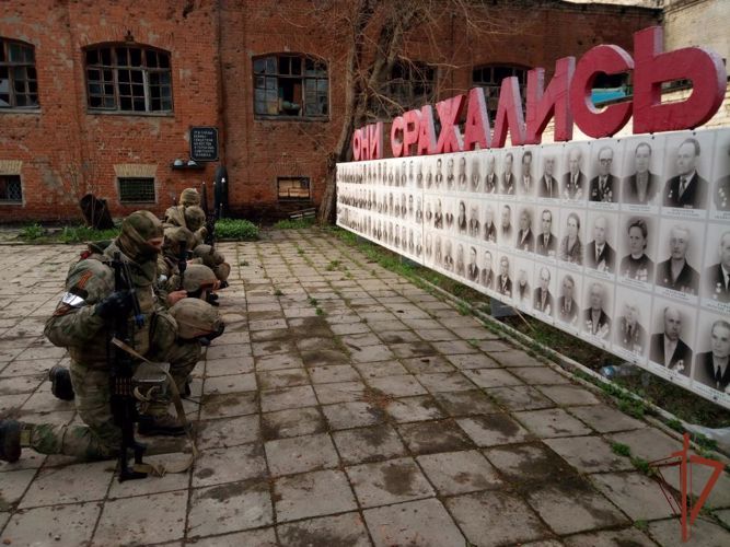 Росгвардия почтила память бойцов Великой Отечественной войны и воинов-интернационалистов в Харьковской области